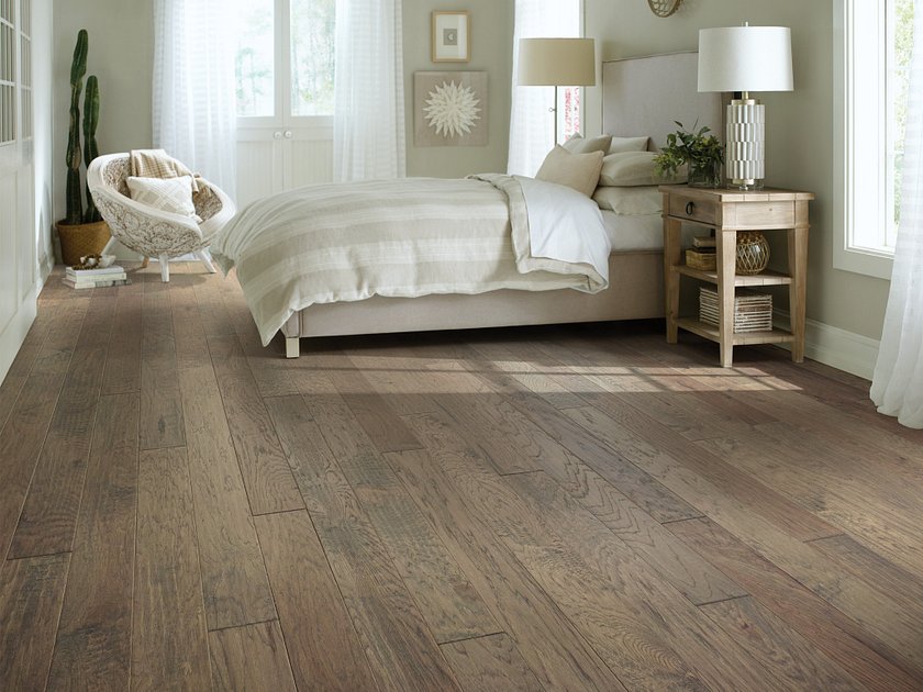Shaw Pebble Hill Hickory 5 Shearling engineered hardwood flooring gives this living room a calm look, with natural wood color around the furniture layout.