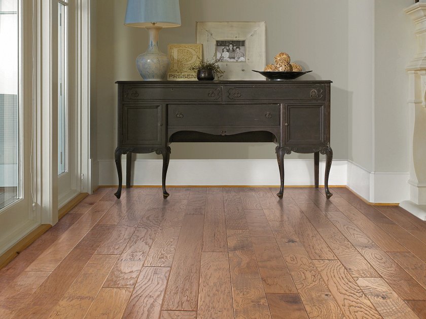 Shaw Pebble Hill Hickory 5 Bravo engineered hardwood flooring gives this living room a calm look, with natural wood color around sofa seating and the furniture layout.