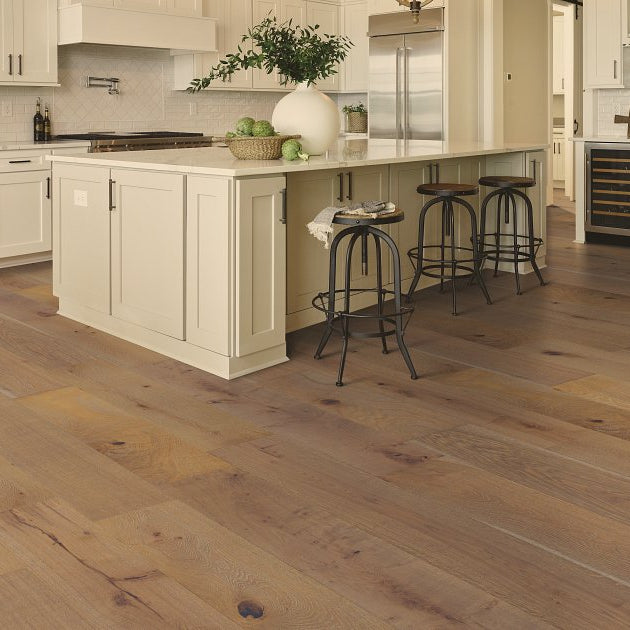 Shaw Expressions 9.5 Mural engineered hardwood flooring gives this living room a calm look, with natural wood color around the furniture layout.