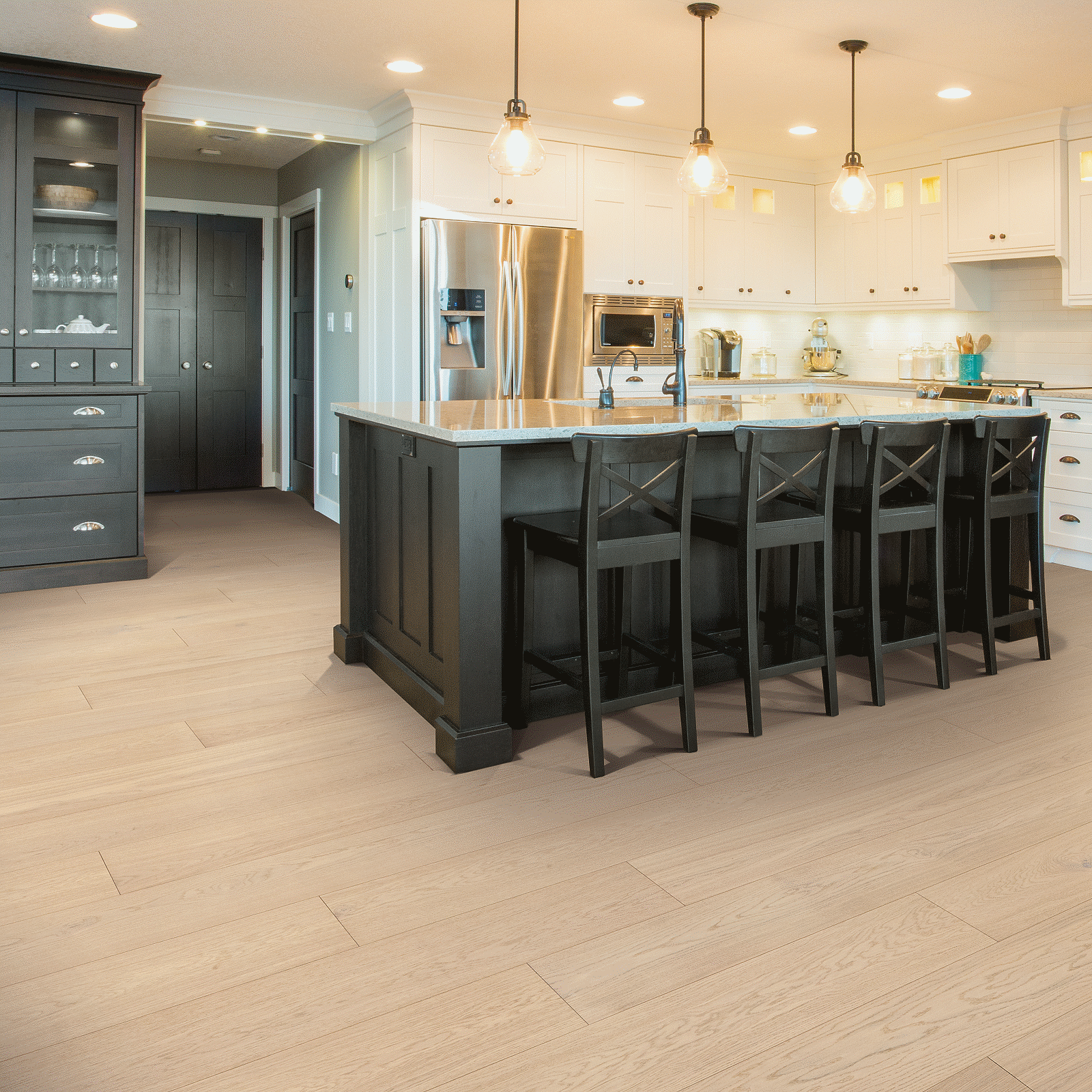 Mohawk Pelican Oak Engineered Hardwood WED17-02 Ultrawood Plus Sebastian Isle 9" X 81" (30.64 SF/Box) (Market Place) Discontinued / Limited-Inventory