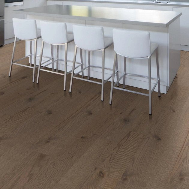 Shaw Exploration Oak Summit engineered hardwood flooring gives this living room a calm look, with natural wood color around sofa seating and the open floor area.