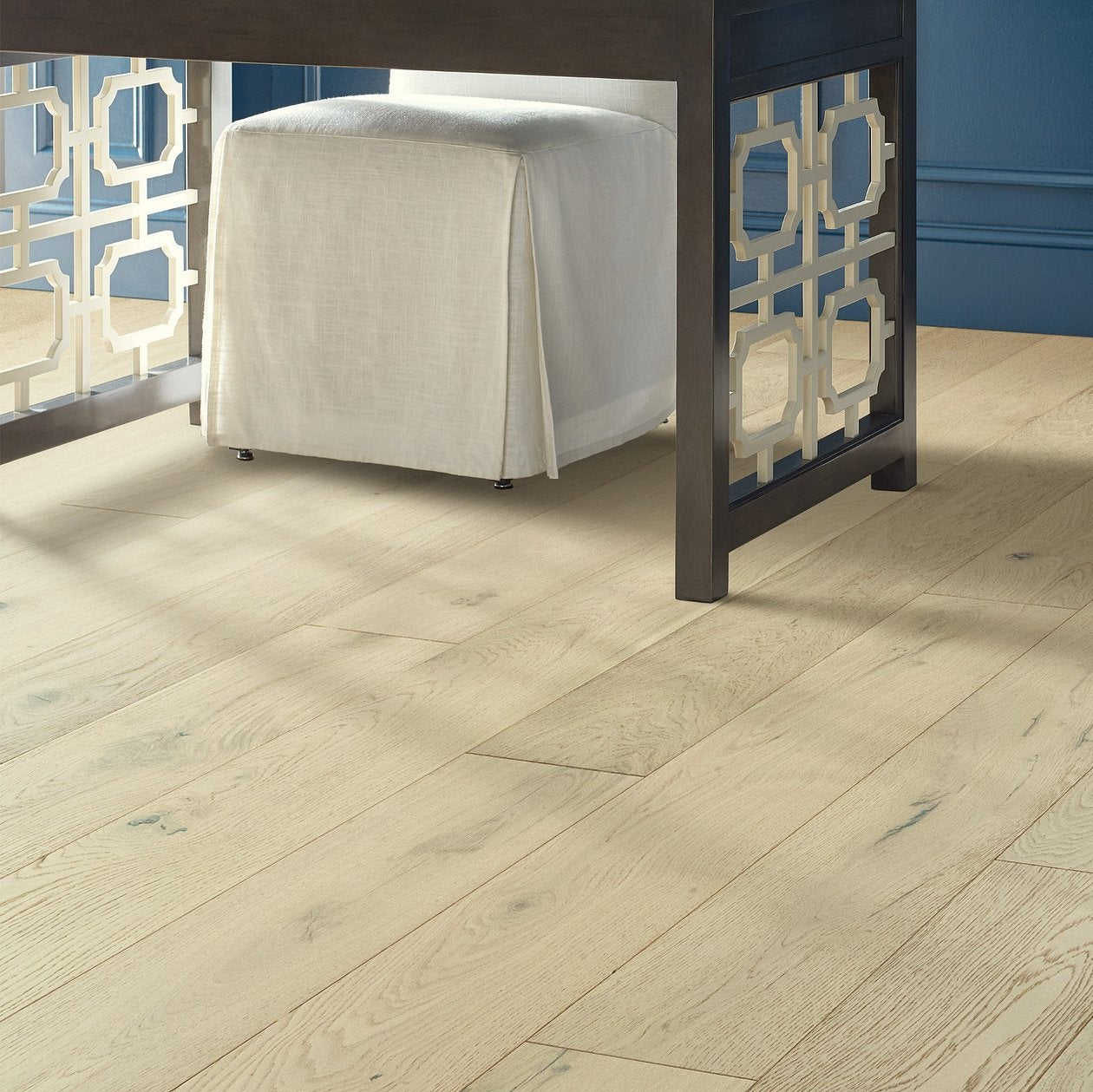 Shaw Couture Oak Champagne engineered hardwood flooring shapes this living room with natural wood color around sofa seating and the open floor area.